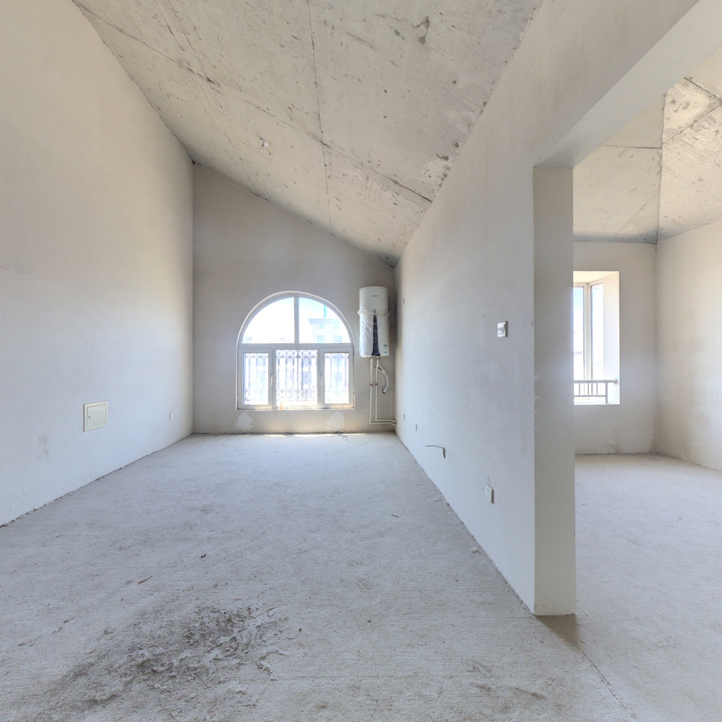 南向两居室  户型方正 顶层坡屋顶设计 可做阁楼