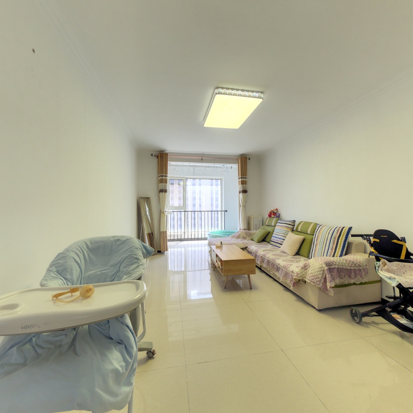 ：此房是精装修，南北通透三居。可拎包入住。