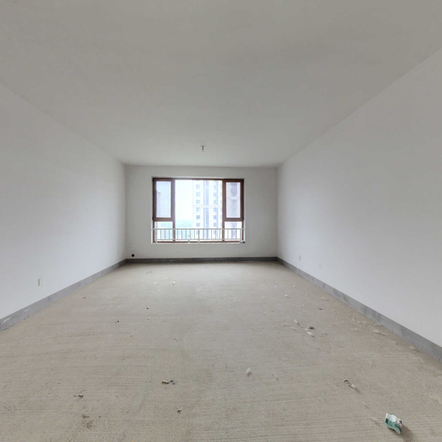 此房是南北通透三居室，全明格局，看房方便。