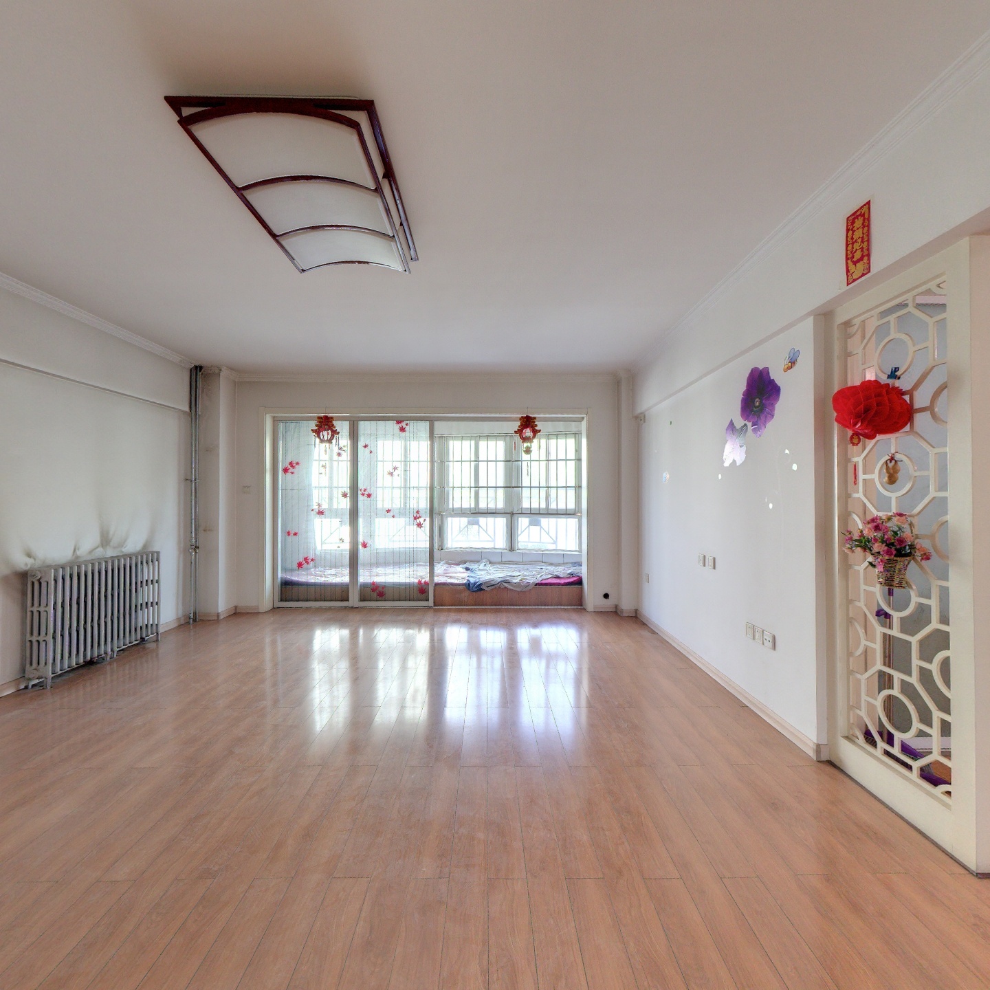 838沿线，精装修三居，中间楼层。房本满五税费低