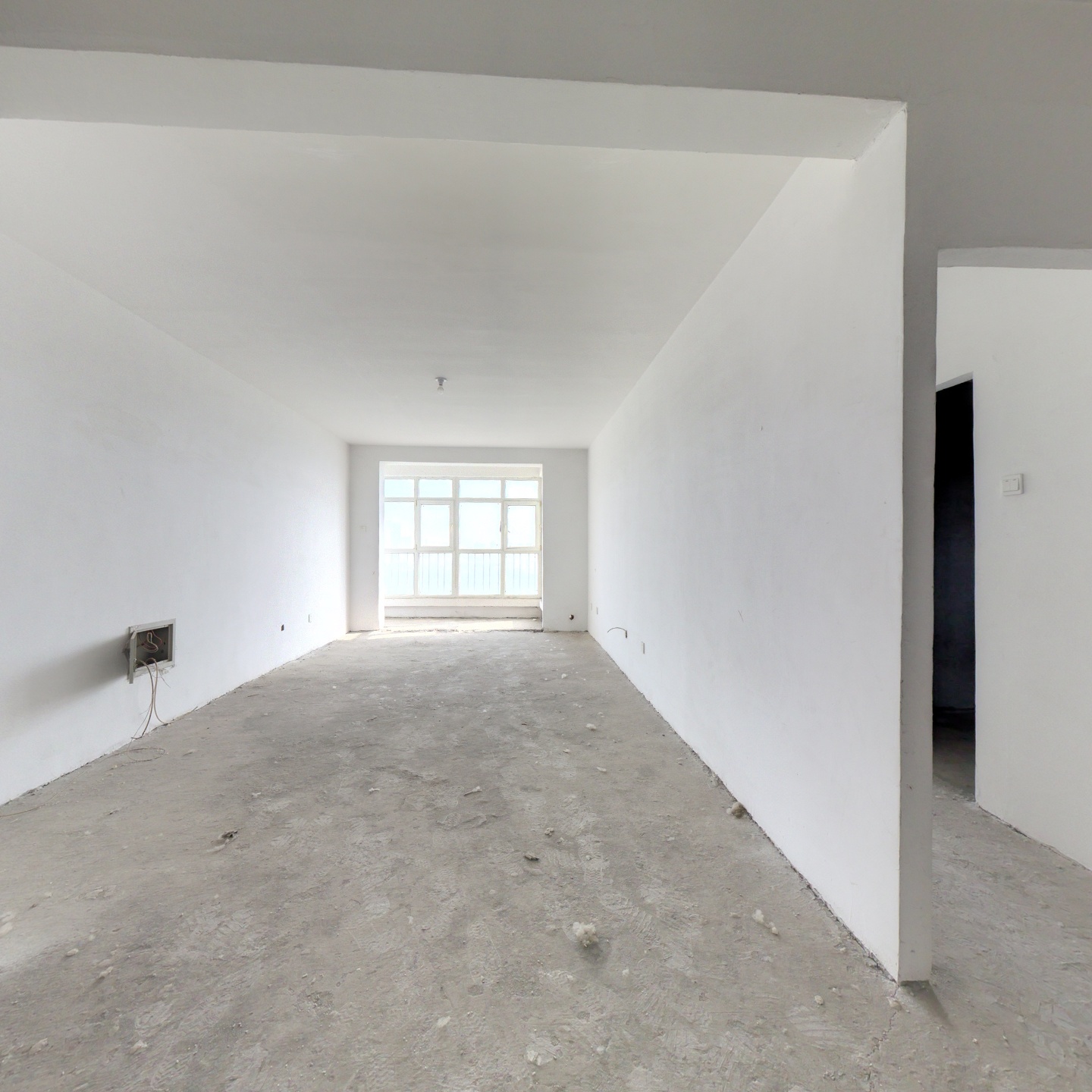 毛坯三居任意装，房本满二，全天采光