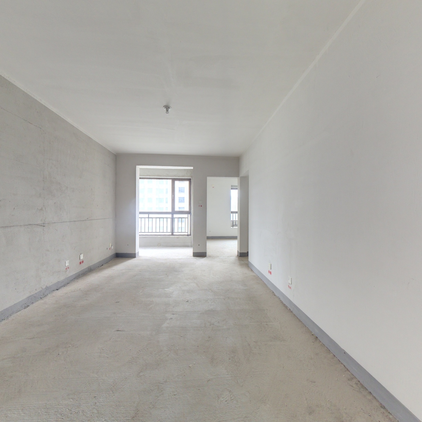 集中供暖  南向两居室   明厨明卫