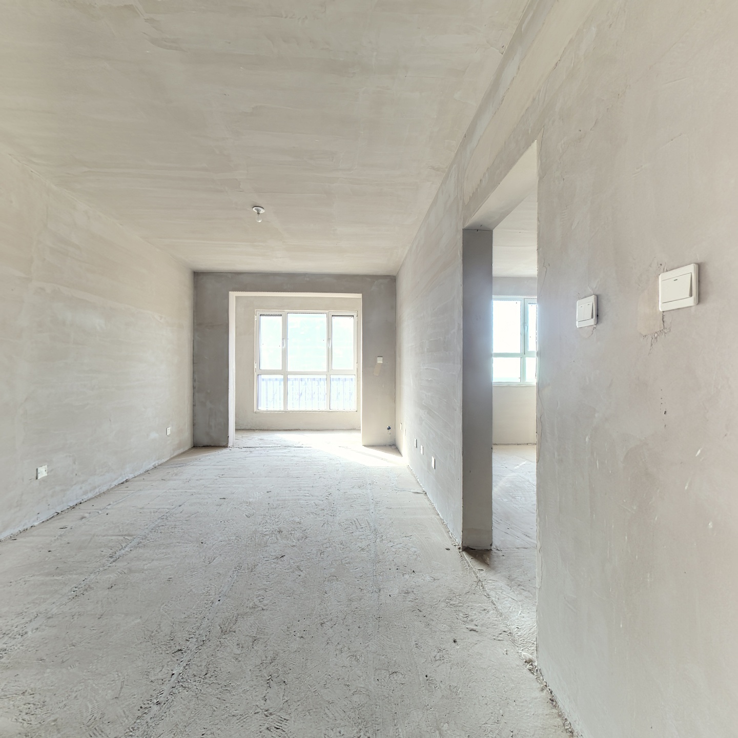 牛津花园三居室 离大门口近 毛坯随心装修