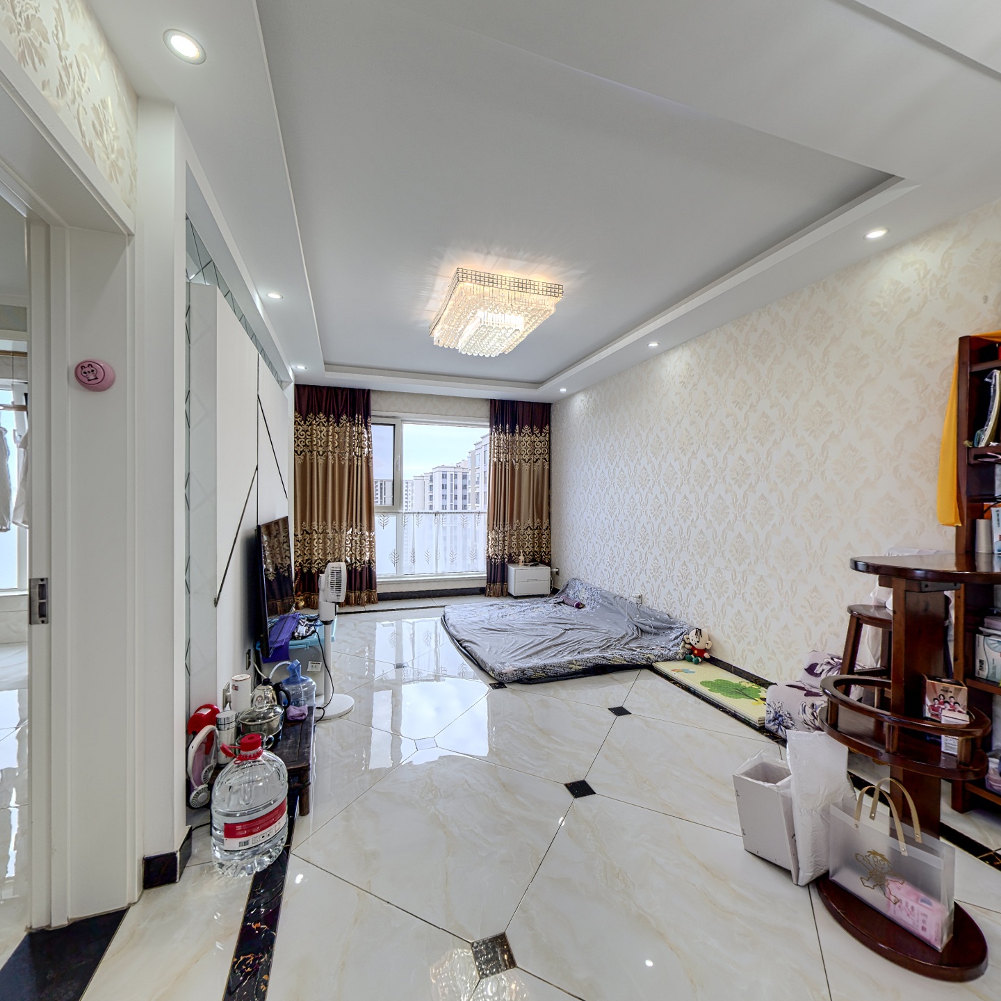 此房东南向两居室，采光好.装修好，配套齐全.