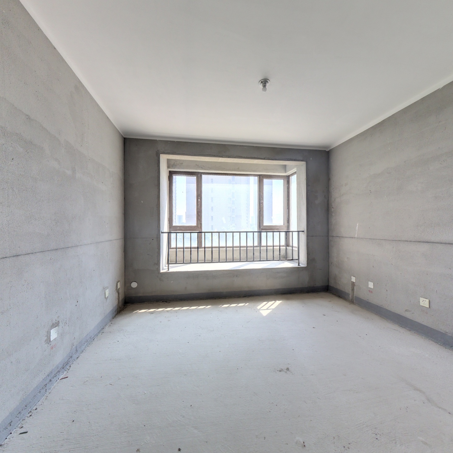 出售天伦湾嘉园小区，集中供暖，朝南二居室。