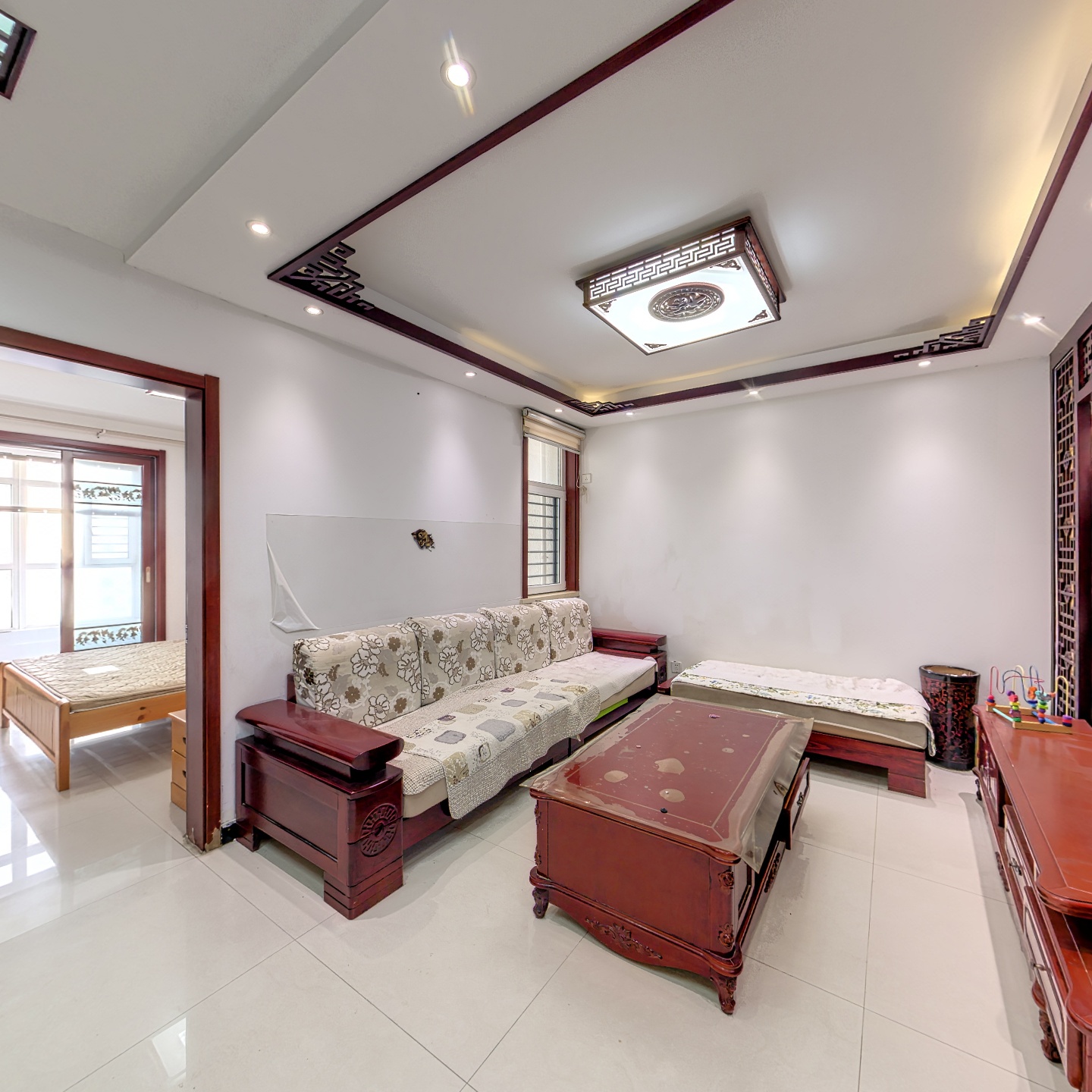 房子属于朝南两居，中间楼层，房子本满二