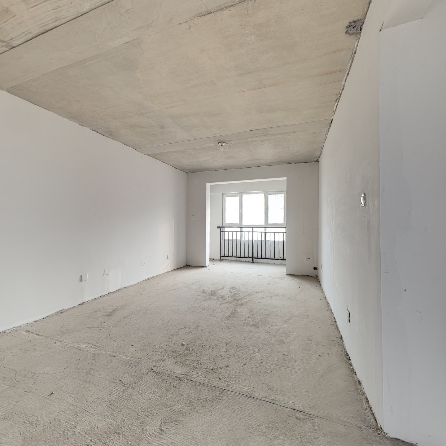 房本满二，带一个产权车位和地下室，好楼层 全天采光