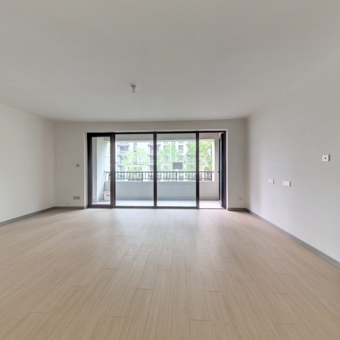 南北通透樾府国际三居室，出行便利