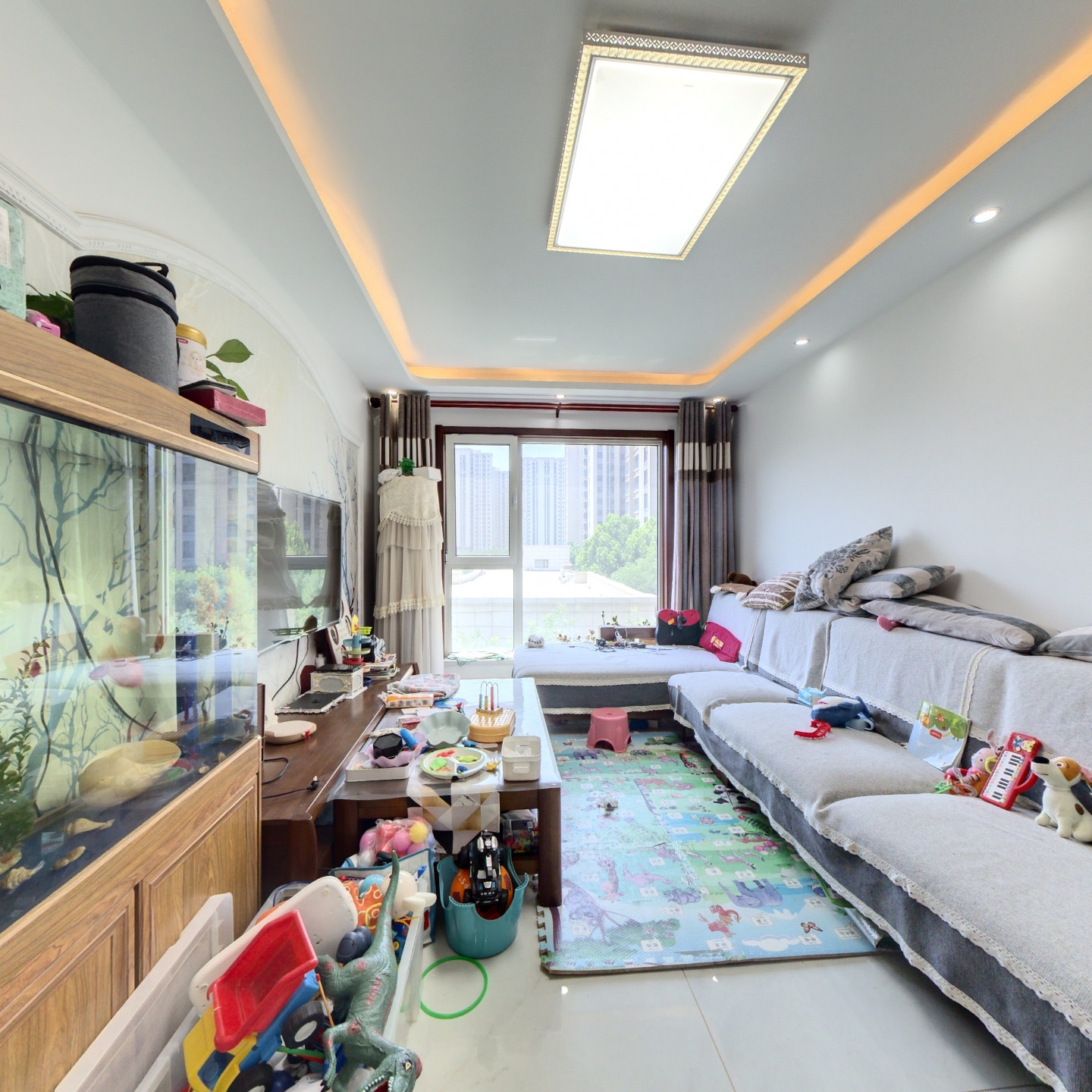 此房东南两居室，户型方正，配套齐全，出行方便。