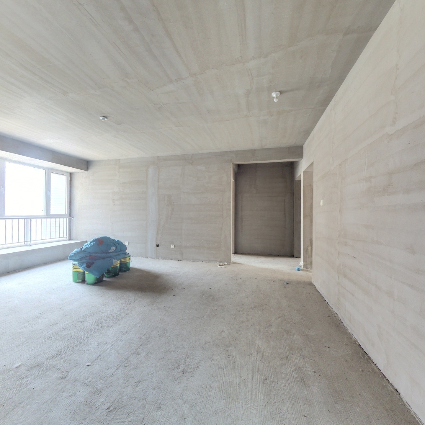 此房电梯房，中间楼层，采光充足