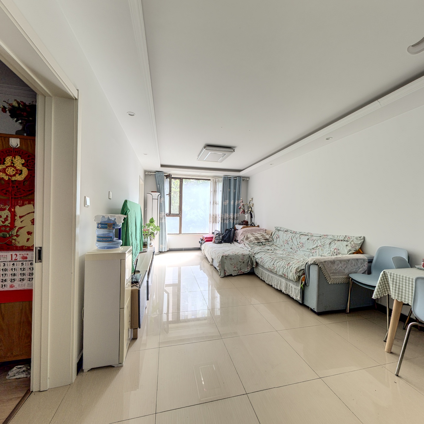 精装修，满二，经典南向小三居，低楼层，出行方便