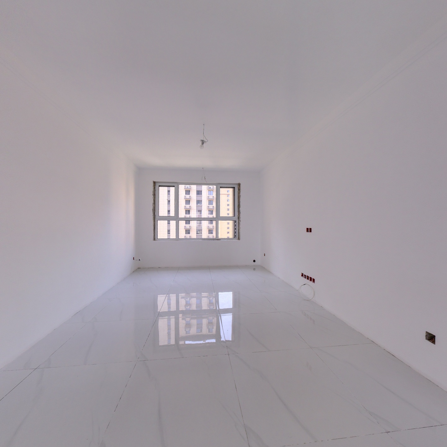 南北通透的三居室，中间楼层不挡光，全屋定制的柜子。