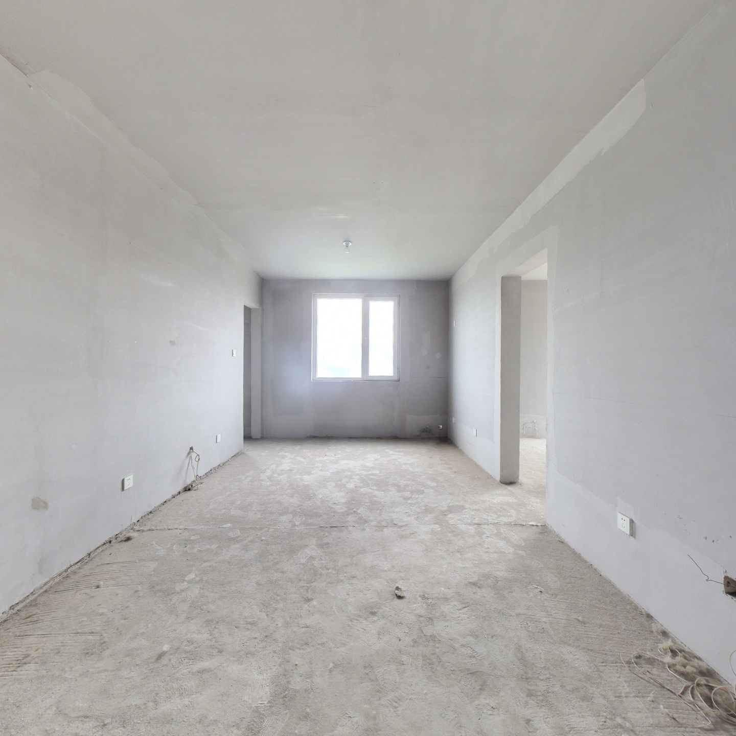 毛坯房，户型方正，房本满五唯一，客厅卧室宽敞明亮