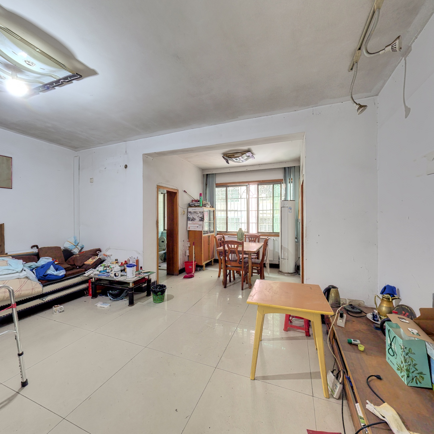 雨湖公园平湖小区楼梯低层三房两厅，距离江边300米