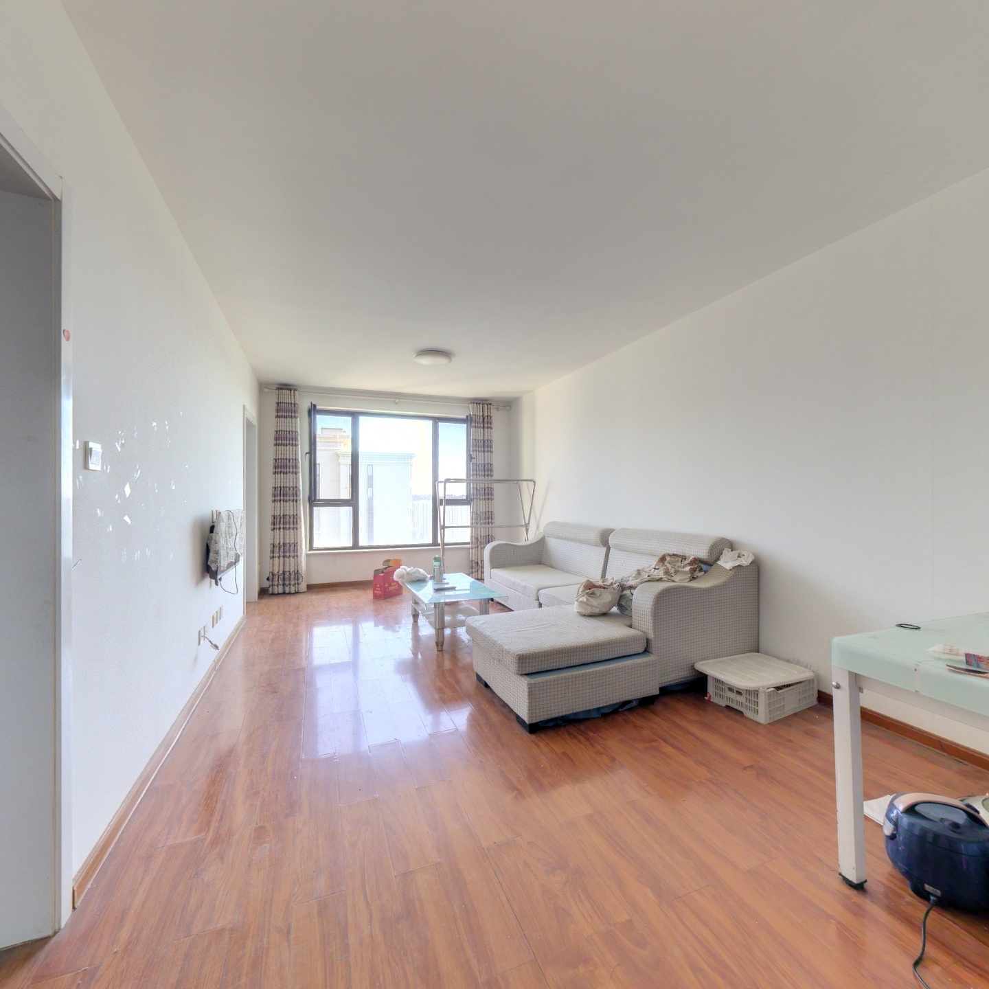 鸿坤南院儿，近高铁站，全南三居室，带装修，诚意出售