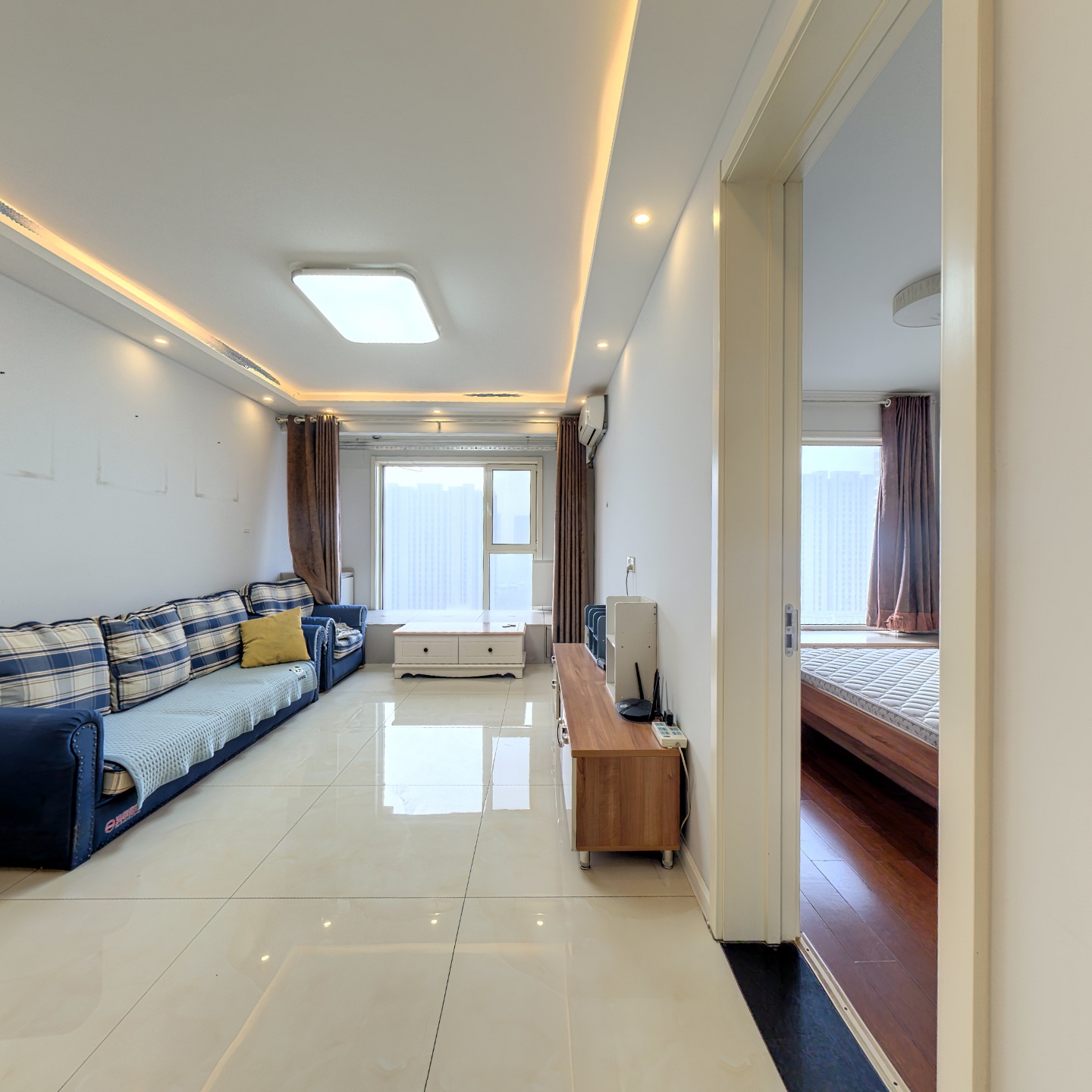 精装修两居，两梯四户，业主诚意出售 房本满二