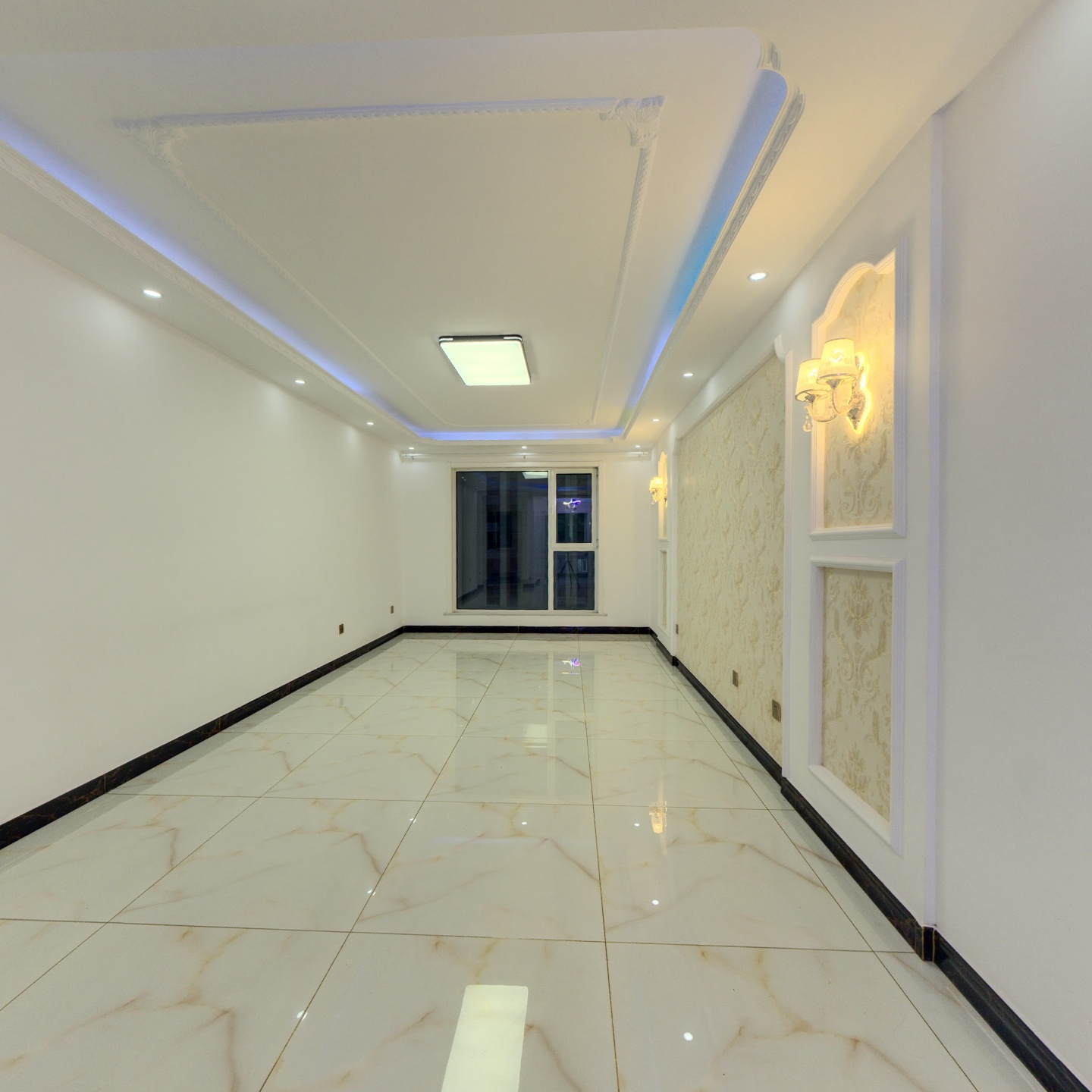 此房是精装修，南北通透三居。可拎包入住。