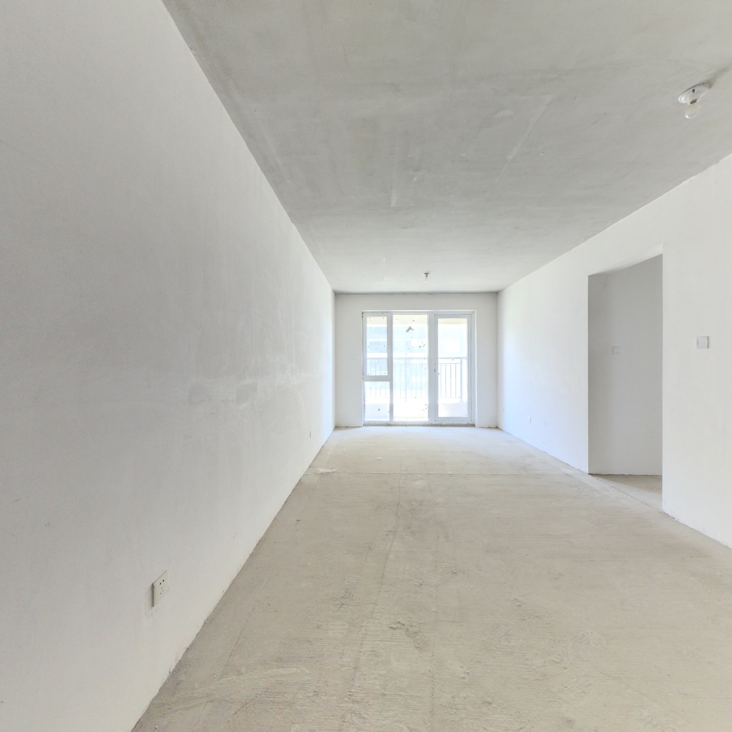 业主诚心出售，价格可谈，南北通透三居室，小区环境好