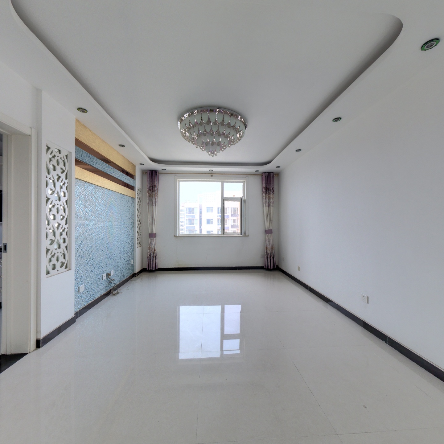 急售。精装修未住。南北通透，两居。户型方正