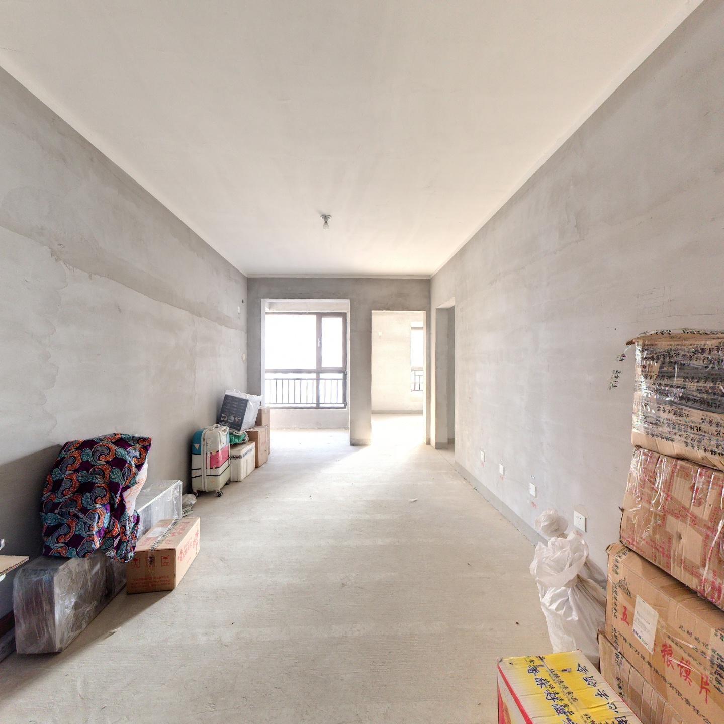 房子是南向两天居，毛坯房随意装修，房本満二