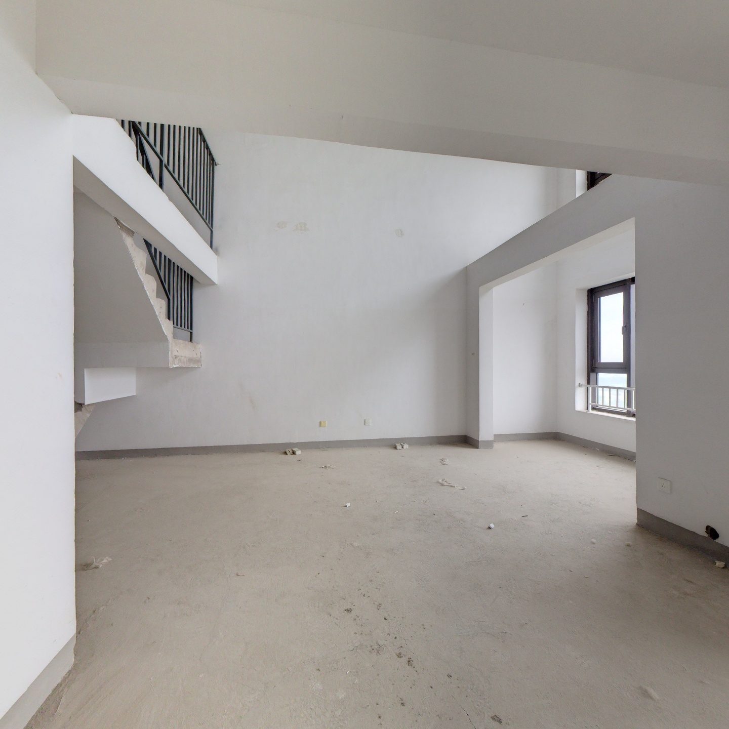 复式跃层，露台和挑空客厅，没有遮挡，楼层采光视野好