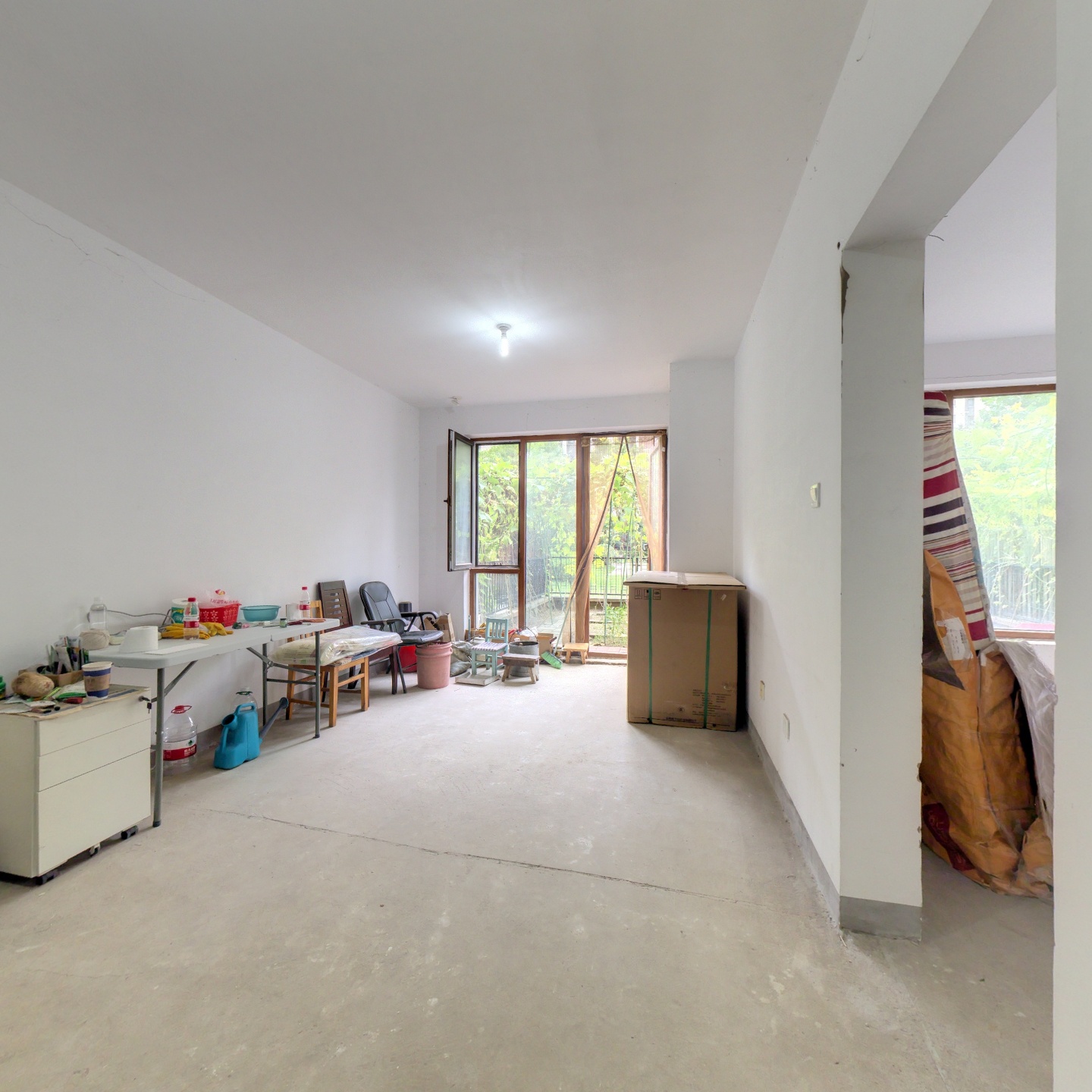 鸿坤新干线 一层带院子 诚意出售 带车位 房本满二