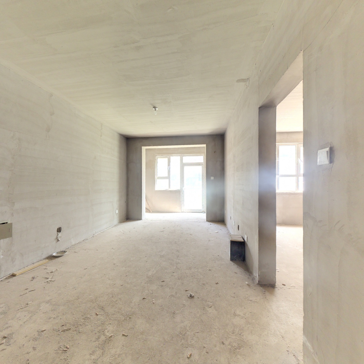 一层带50平米院子 朝南大2居 毛坯 满二 采光还行