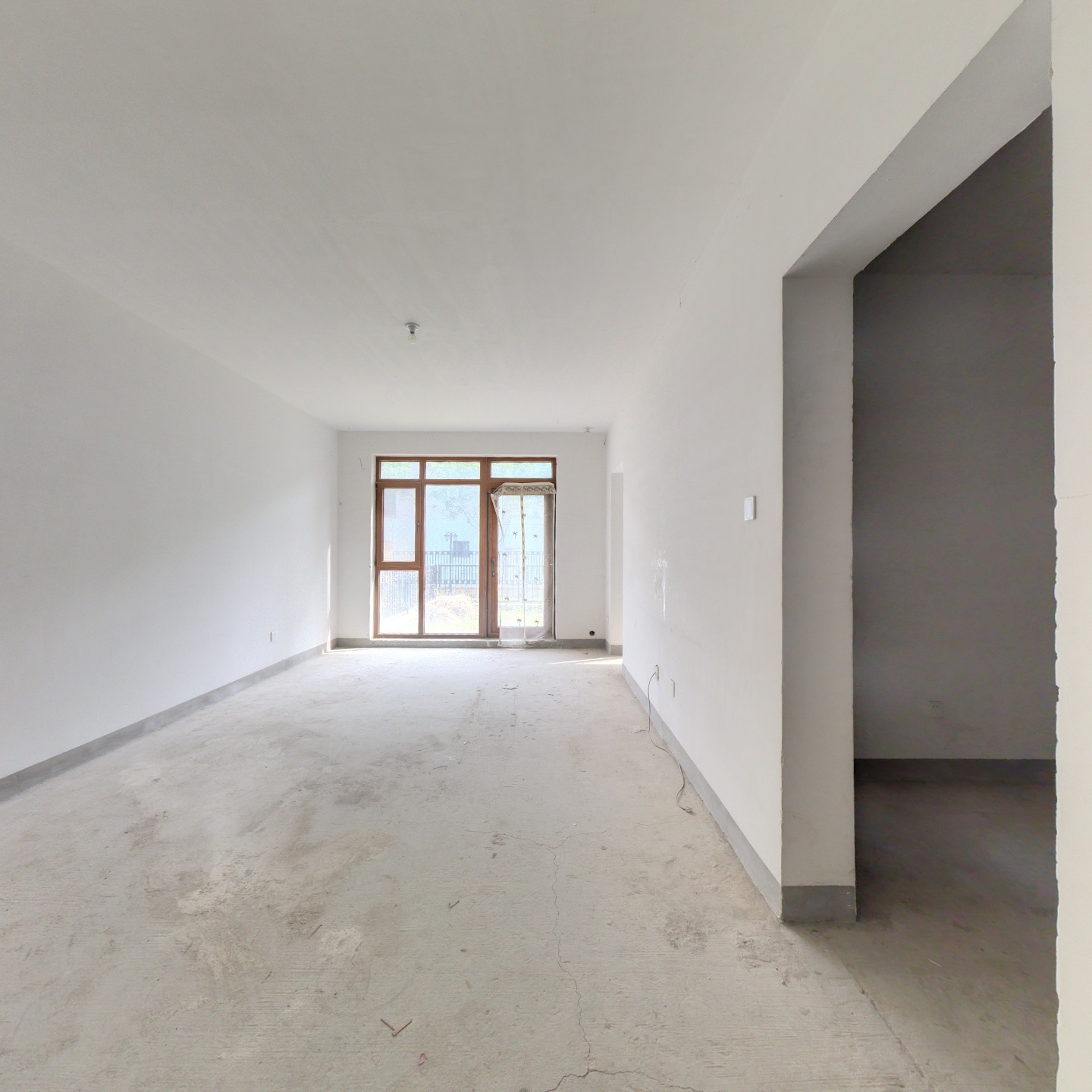 高铁新干线三居室   一层带小院   随时看房