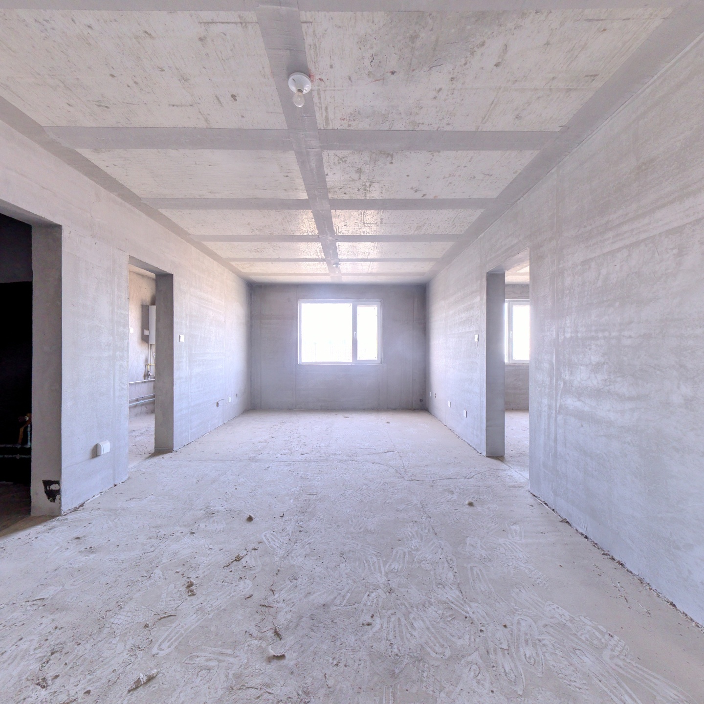 南北通透的三居，交通方便，楼下大公园，