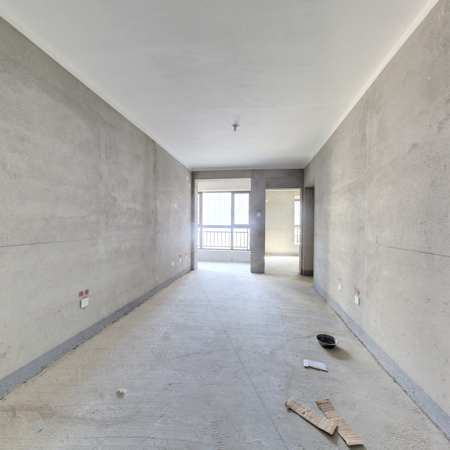 房子南向两居毛坯房，随意装修。