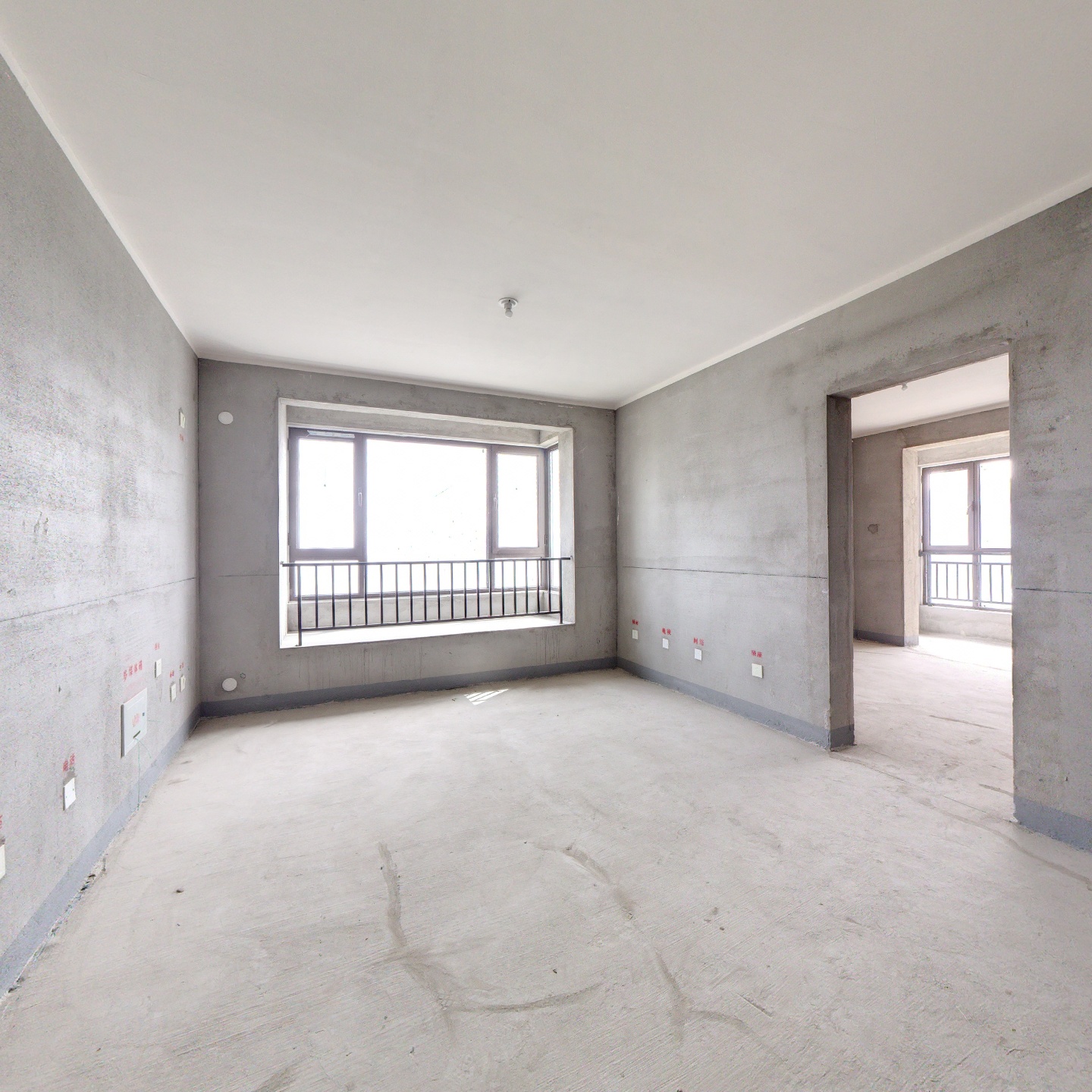 南北通透三居，毛坯房，不是样板间户型