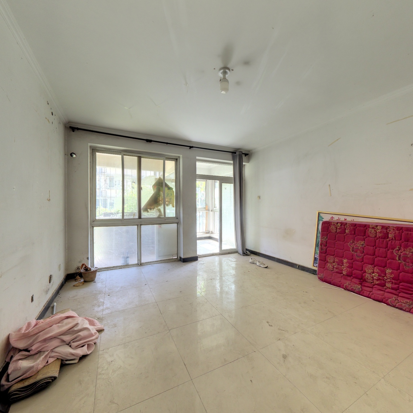 火车站  新板楼 好楼层 两居急售