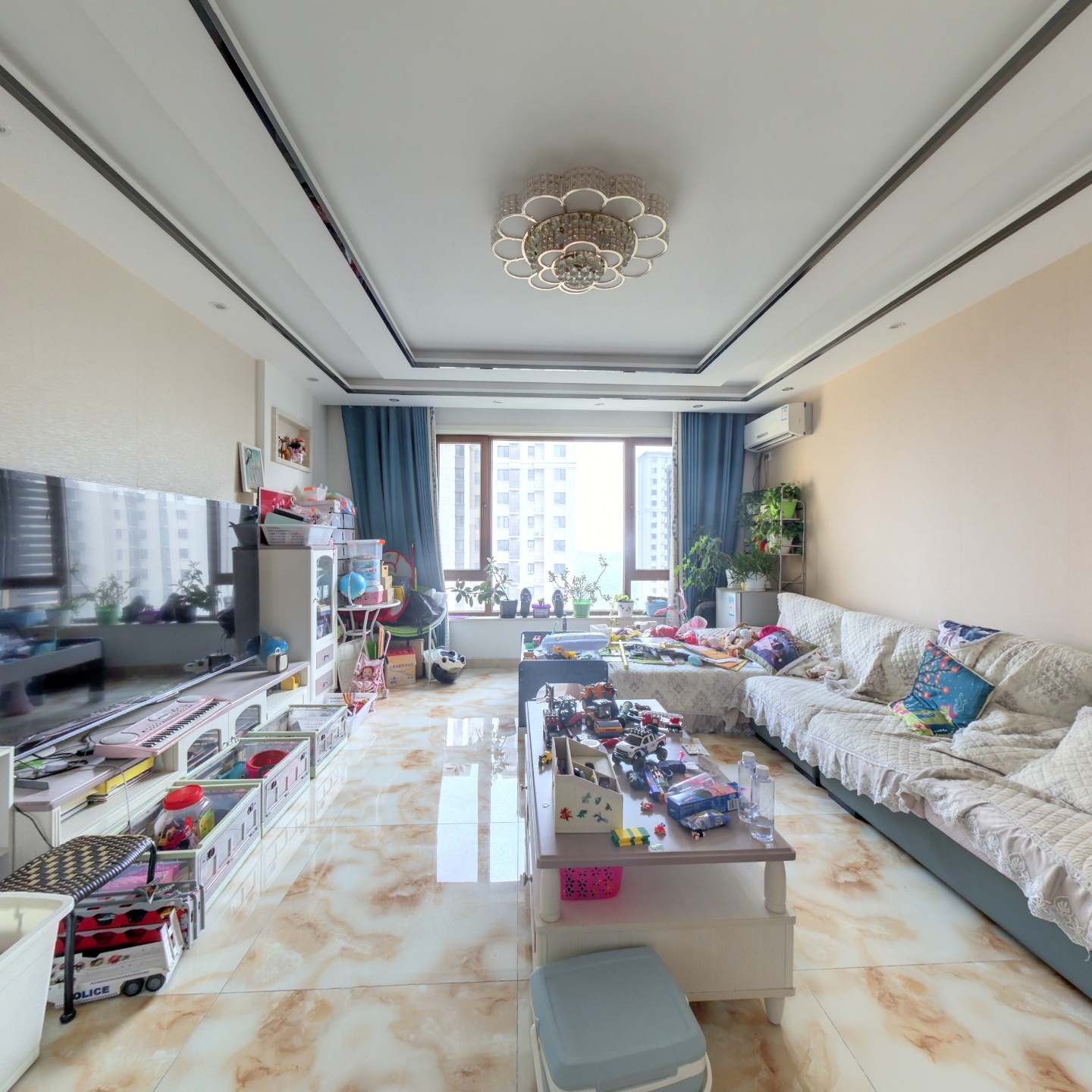 此房满两年，精装修，双卫，中间楼层，视野好