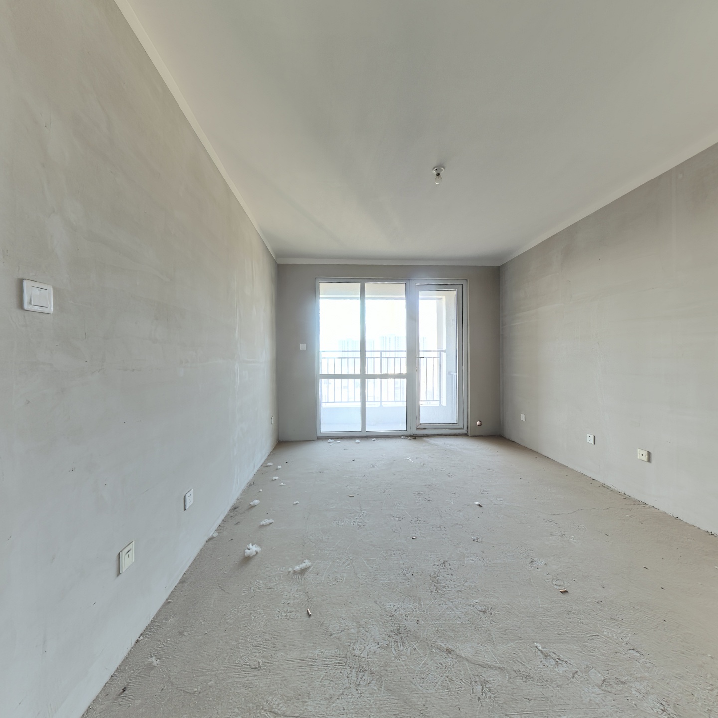 朝南两居，户型方正，   全天采光