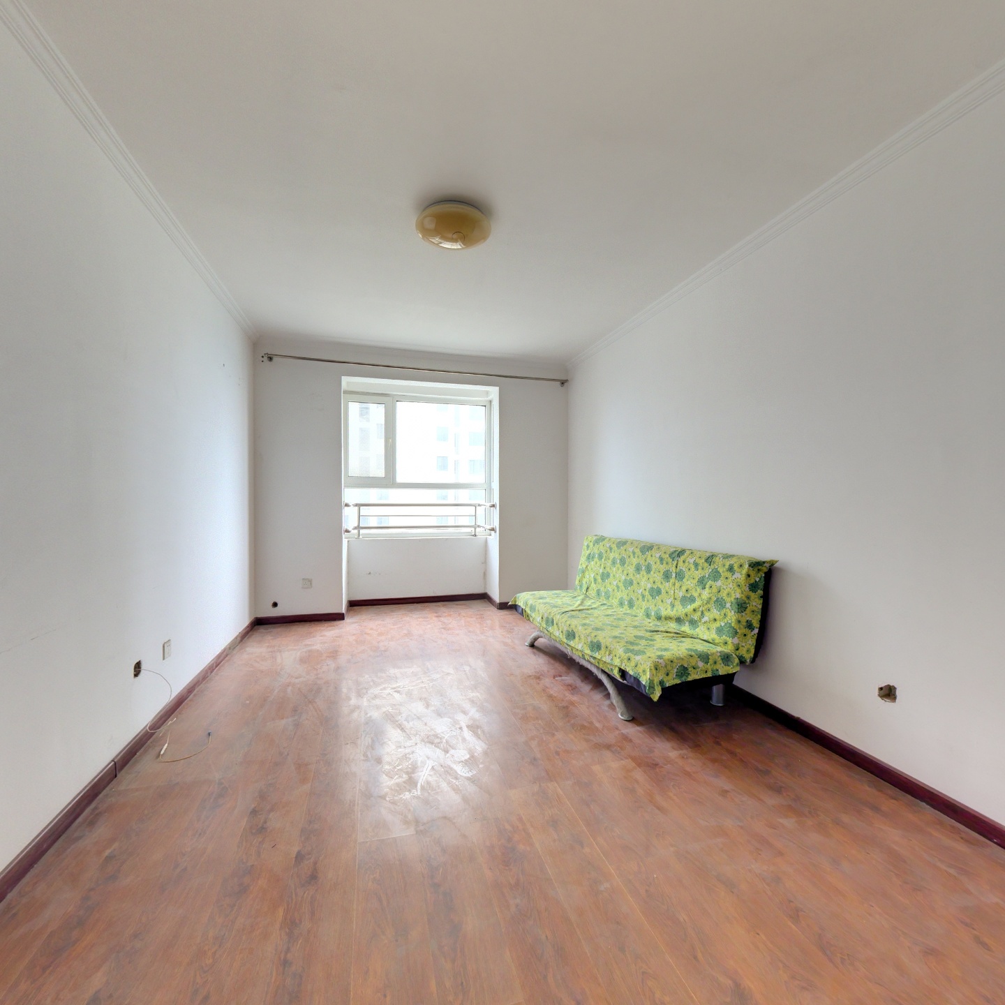 房子是全阳两居，带车位，带地下室。