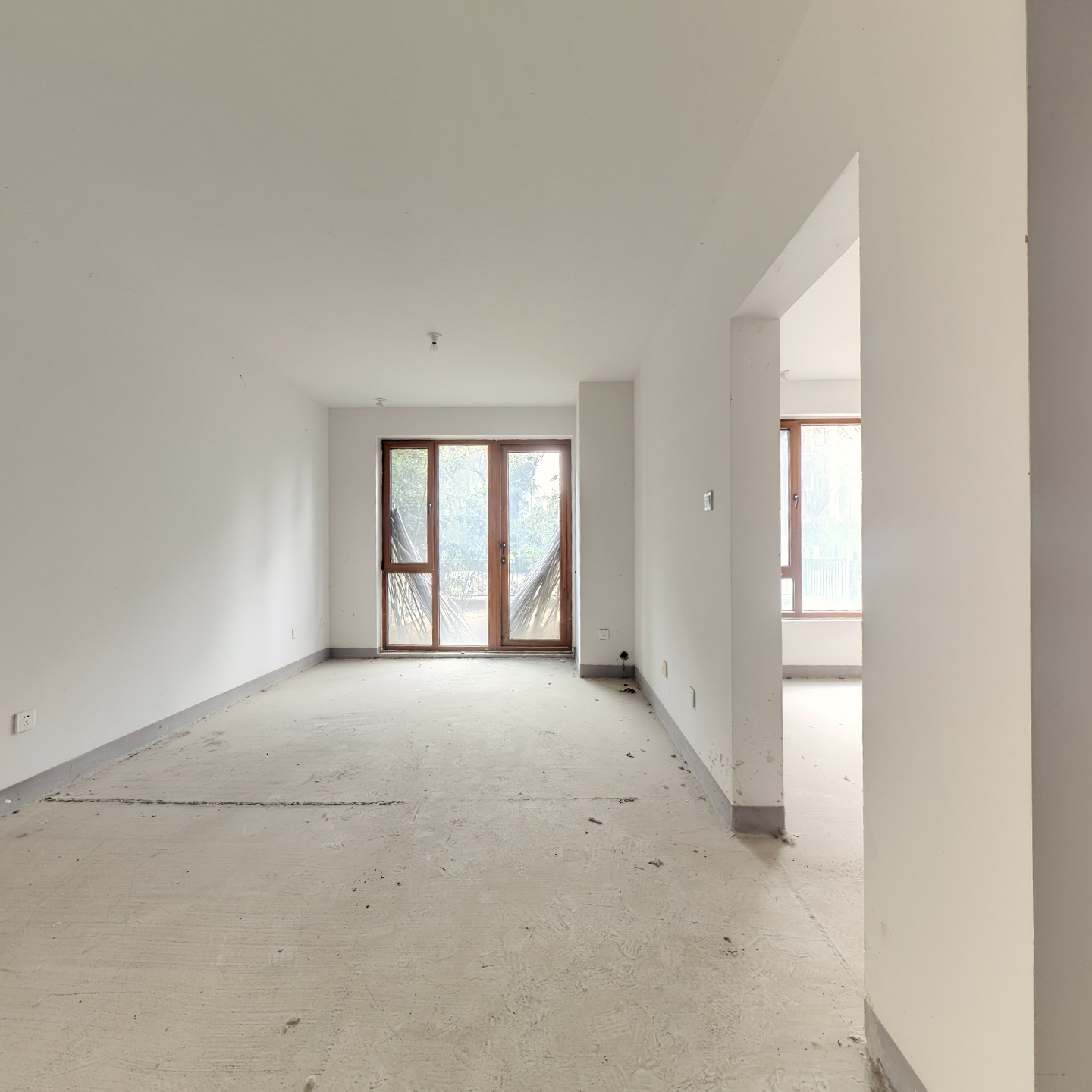 14号楼 一层带院 院子60平米 朝南2居 无遮挡