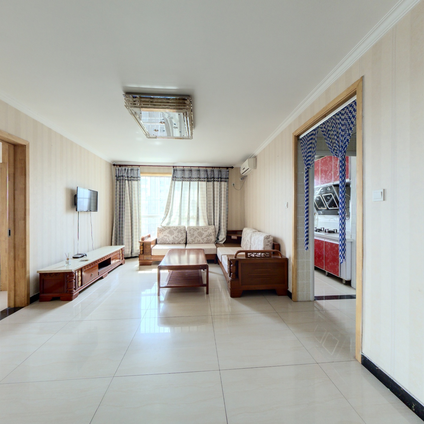 双卧朝南，落地大阳台，精装修，采光视野好