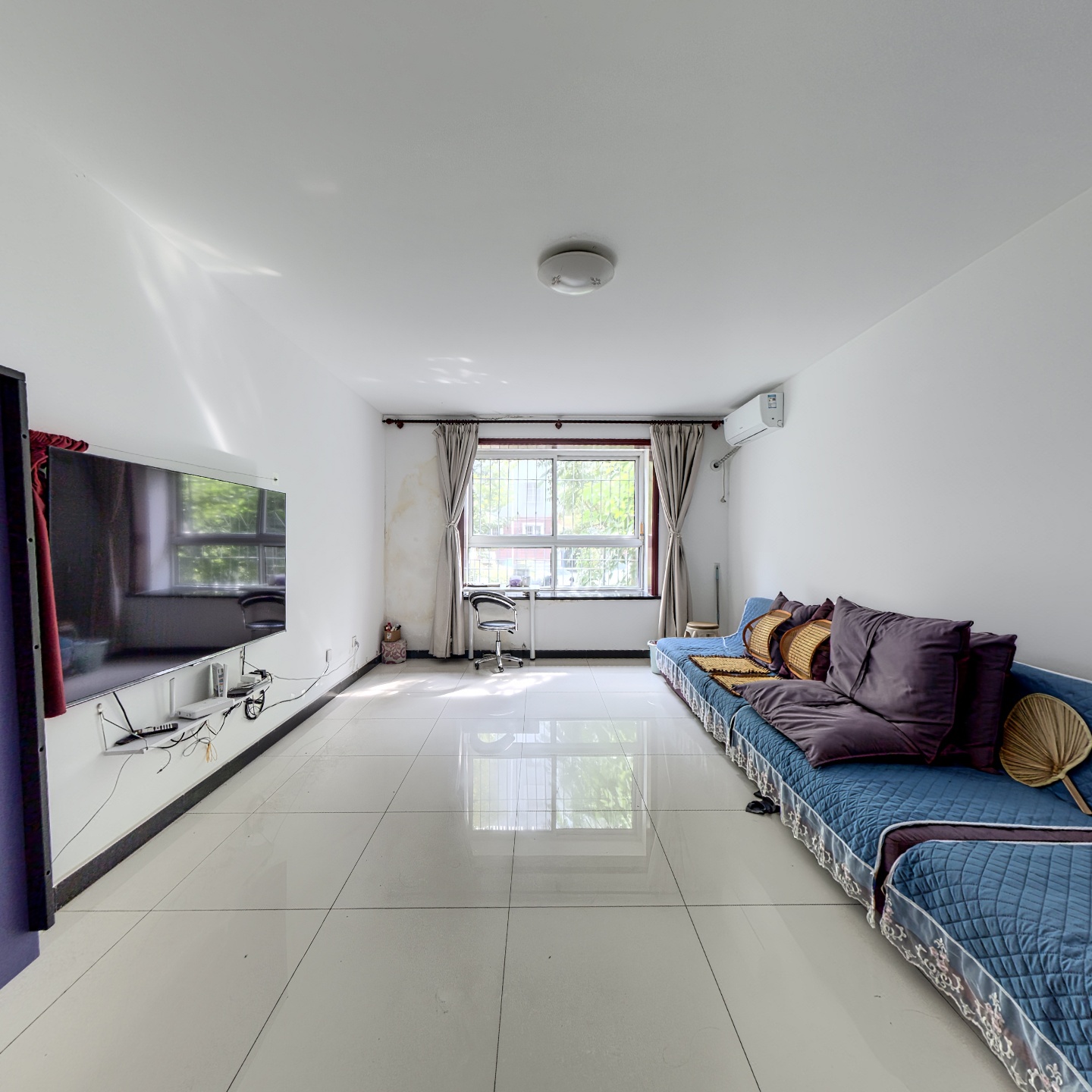 印象城旁边一层带小院带地下室南北通透大两居