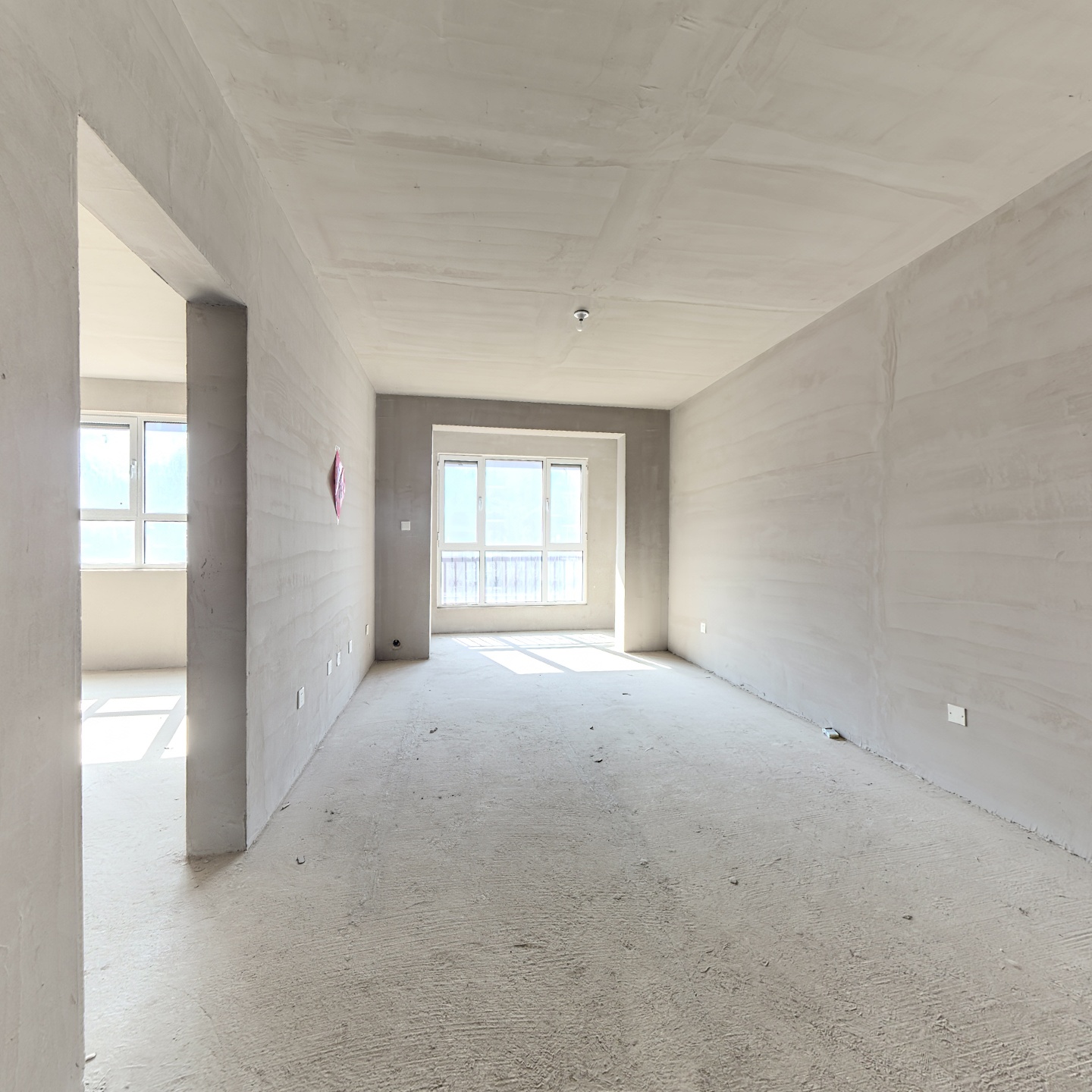 全南两居，中间楼栋，客厅有阳台，业主诚意出售