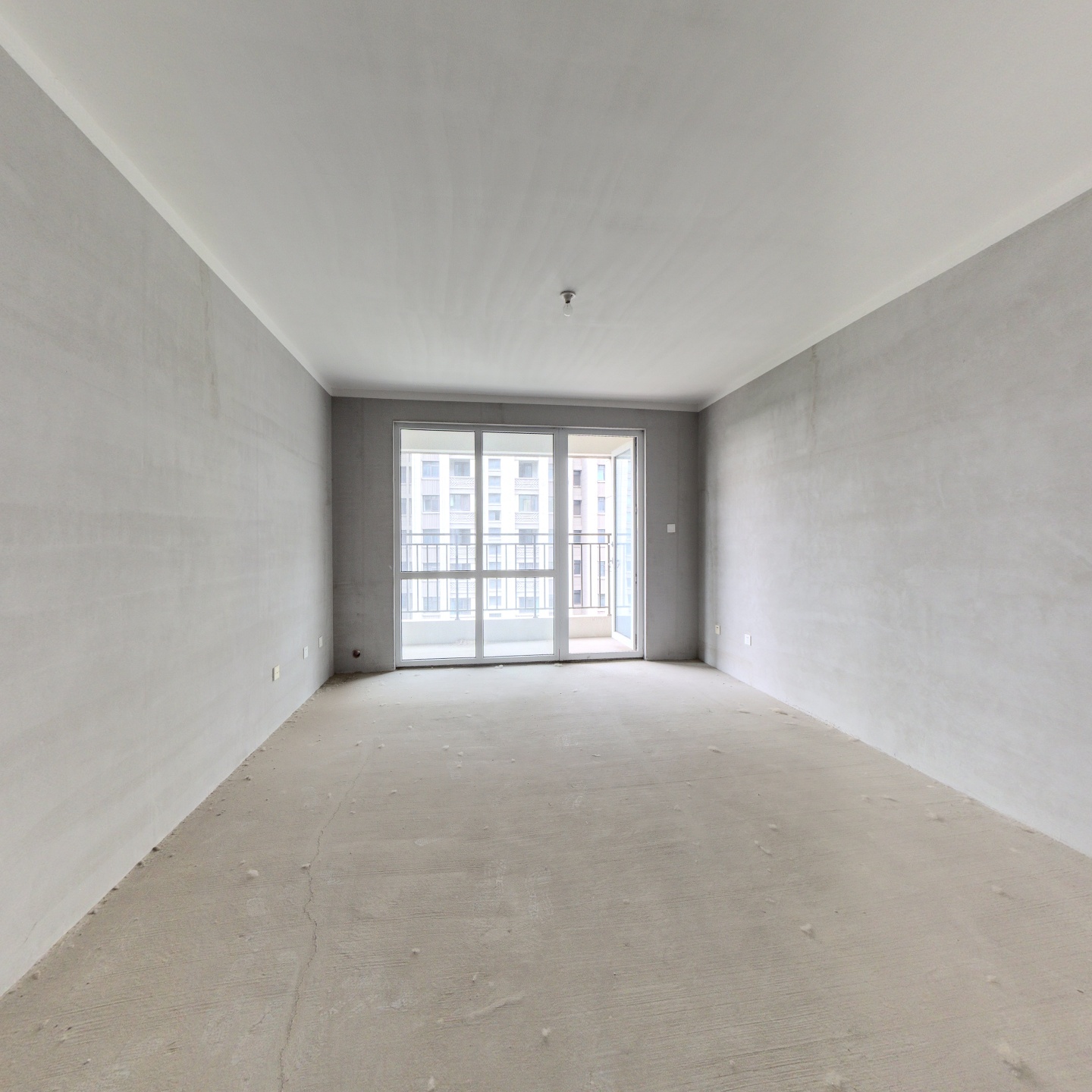 高铁板块一梯两户，洋房带阳台。