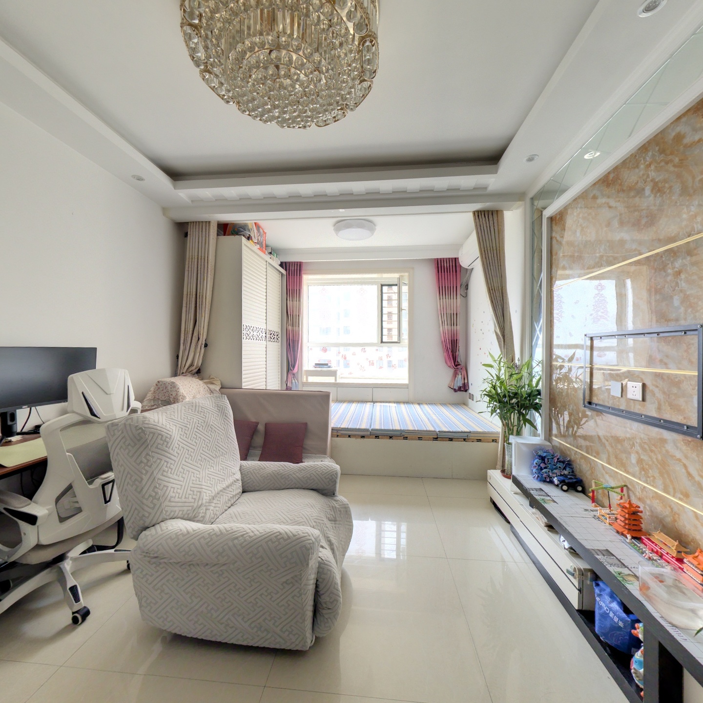 水岸花城小区，大社区集体供暖，交通便利