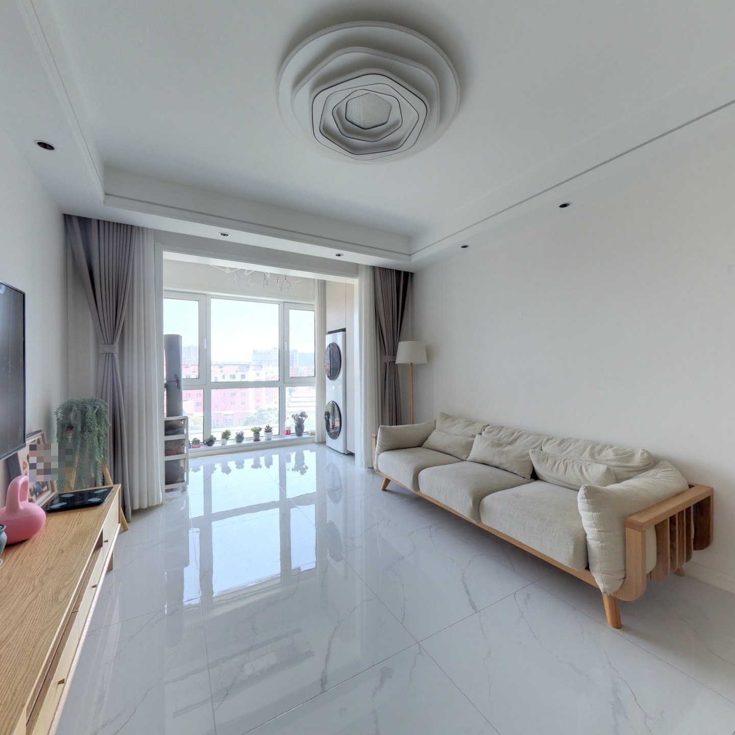 精装修朝南两居，中间楼层，集中供暖