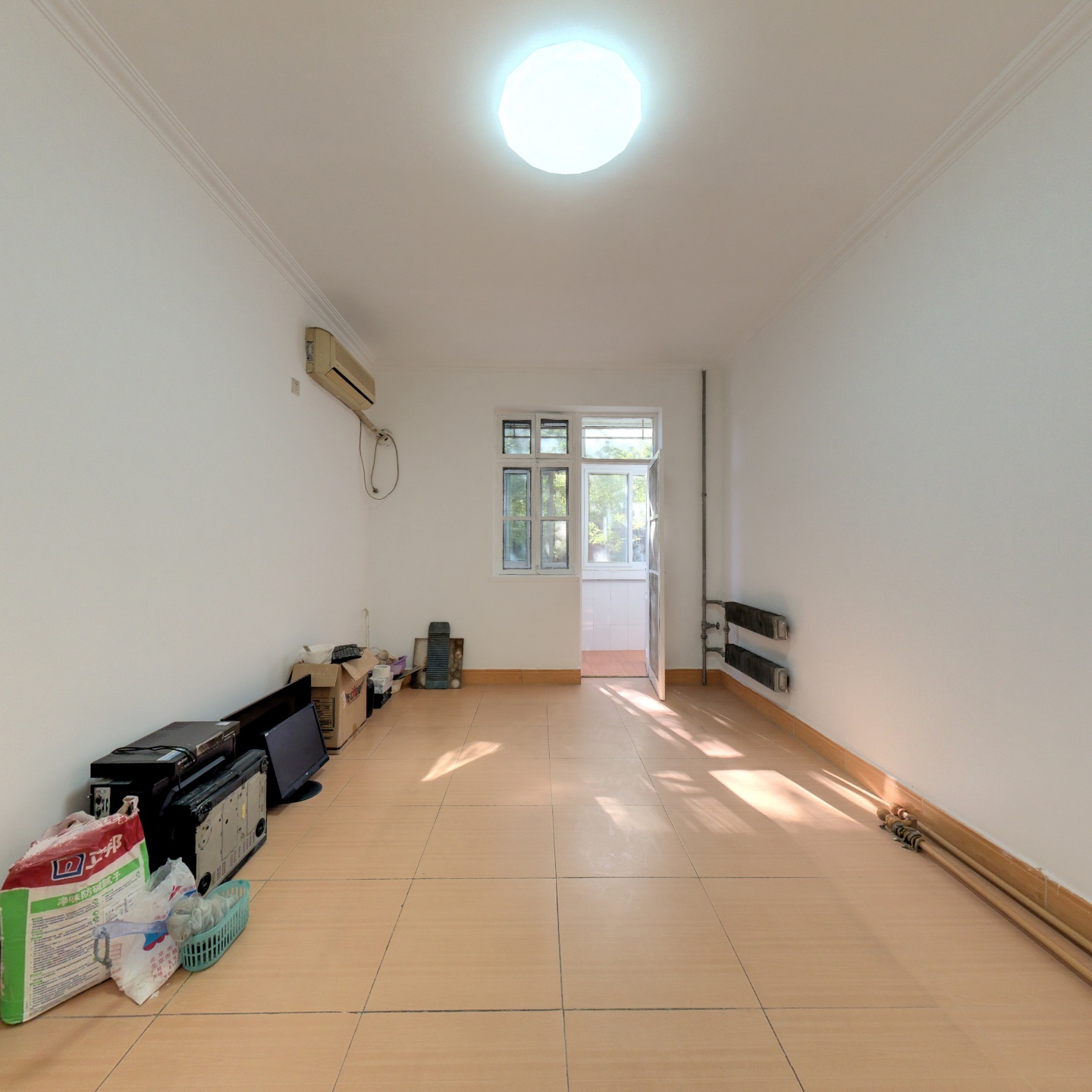 南崗子經(jīng)典陽光二居室，業(yè)主誠心出售，看房方便！