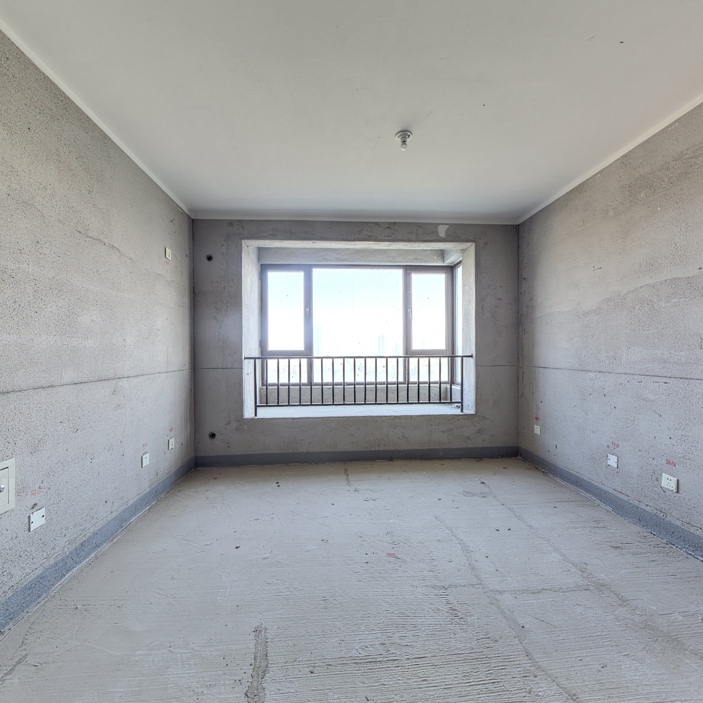 南北通透三居室，毛坯房源随意装修！