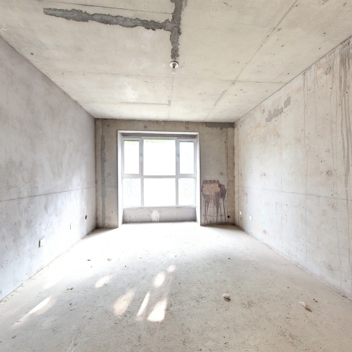 惠友万悦城，一层带小院，毛坯房随意装修，出行方便