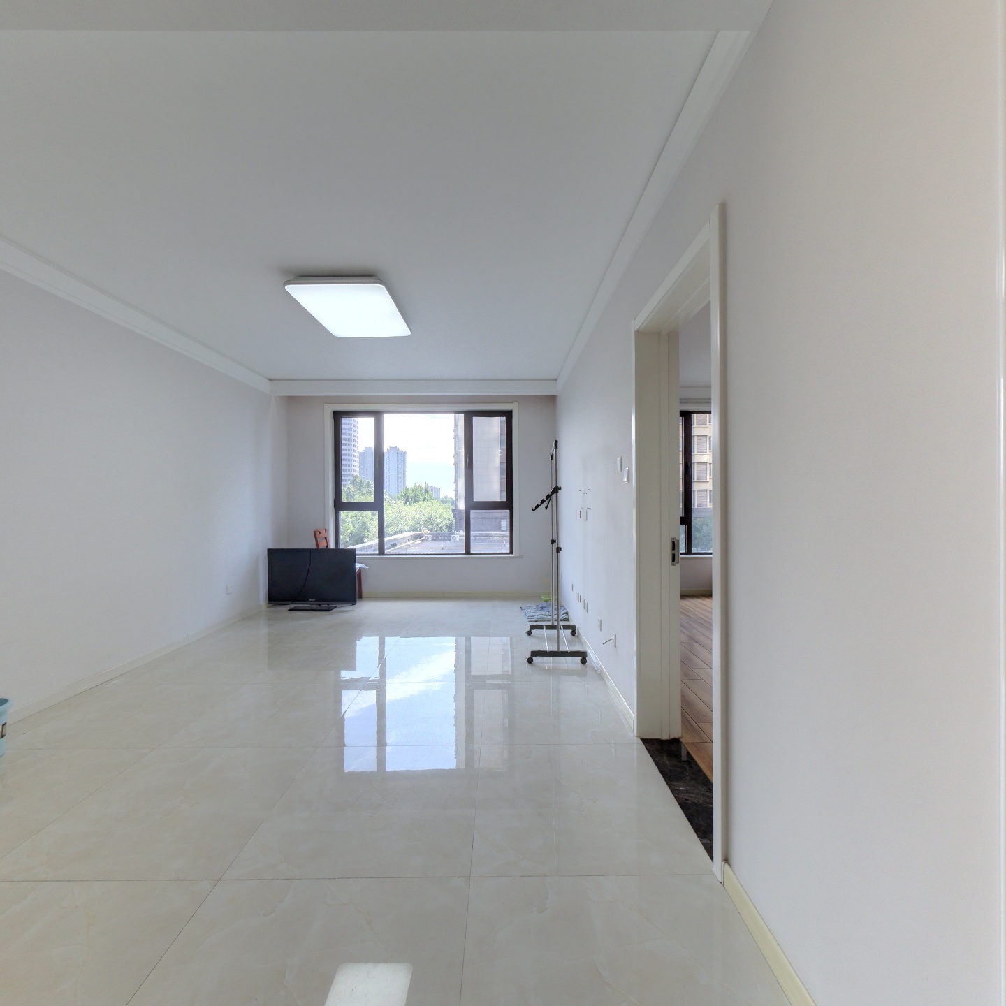 鸿坤理想湾明厨明卫的两居，中间楼层采光.好税费低