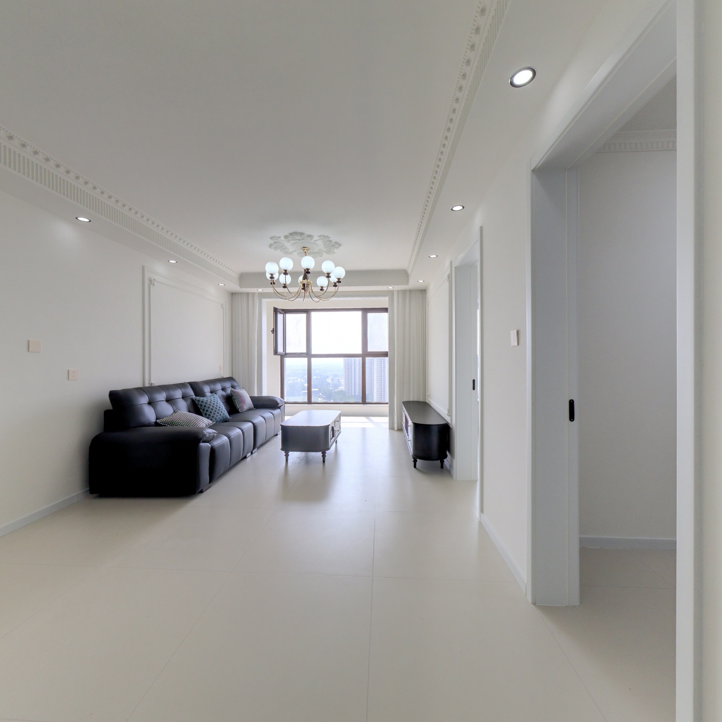 高铁通勤三居，业主急售精装两居，拎包入住