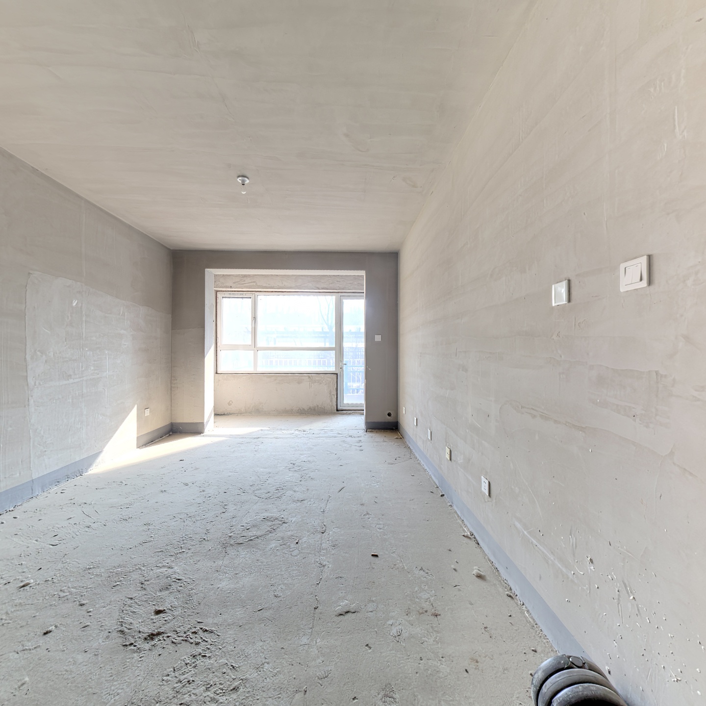 此房是一层带院， 房本满二 ，随时可签