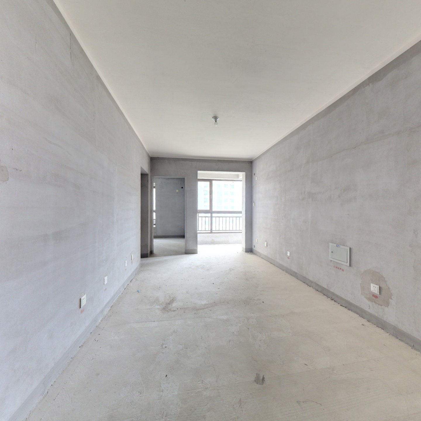 出售天伦湾小区，落地窗，集中供暖，环境优美二居室。