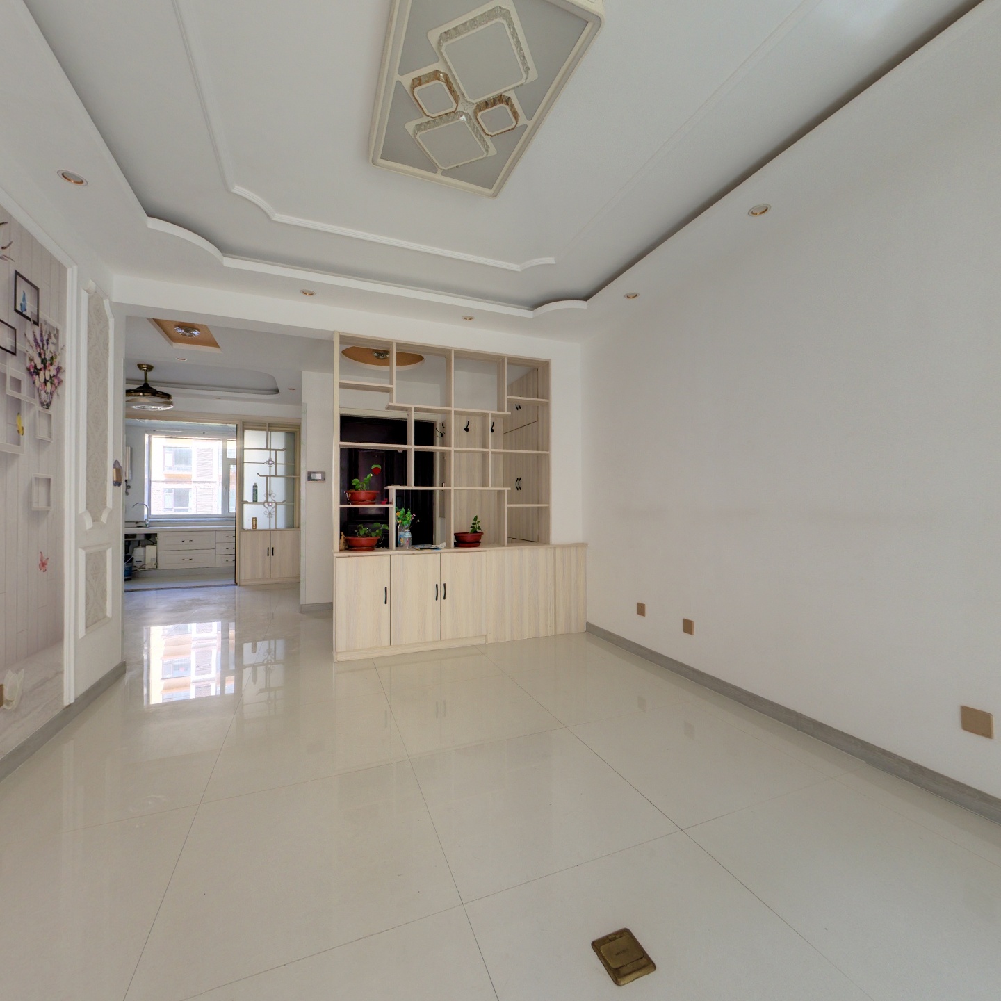 香山丽墅电梯2楼，114平，三室，带车储，随时看房